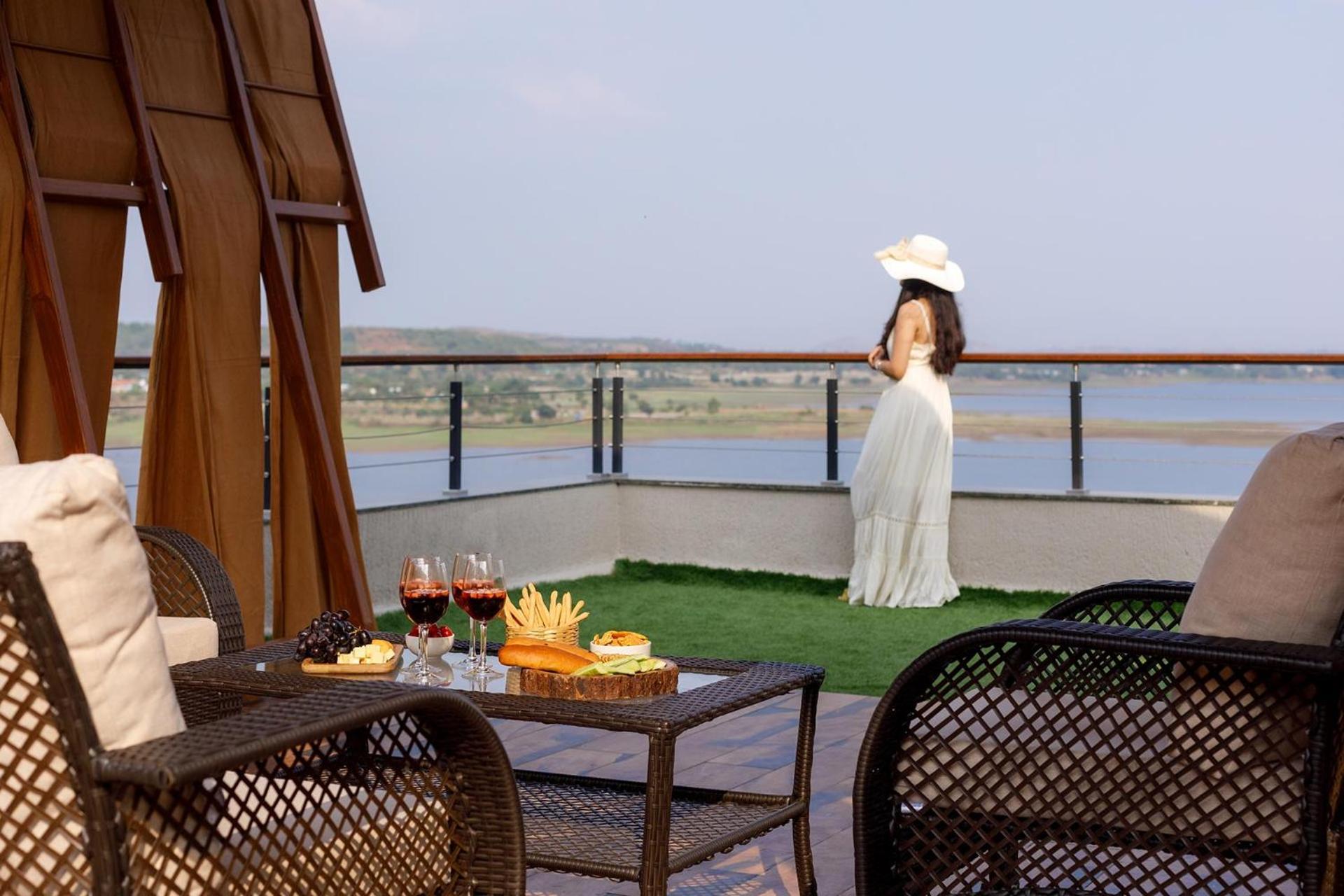 Pearl Lakeview Mansion By Stayvista - Lakeside Villa With Infinity Pool, Jacuzzi, In-House Theatre & Games Room Igatpuri Exterior foto